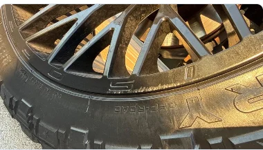 Front wheel outer rim edge with light curb rash detected by AI
